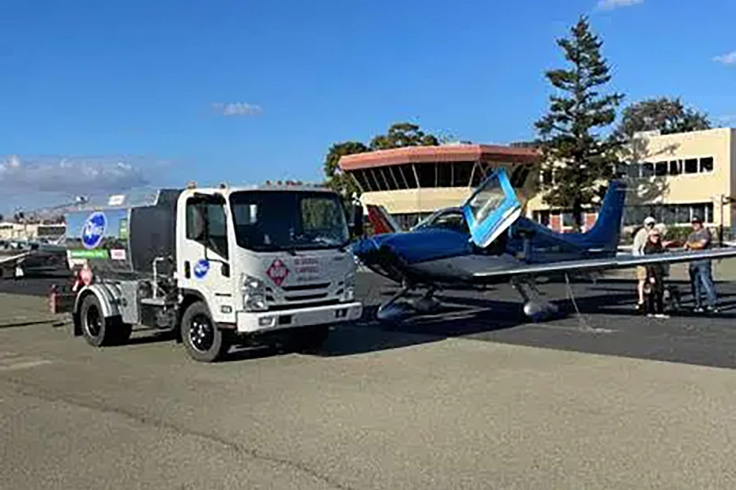 Am Flugplatz Reid-Hillview erfolgt die G100UL-Betankung vom Lkw.