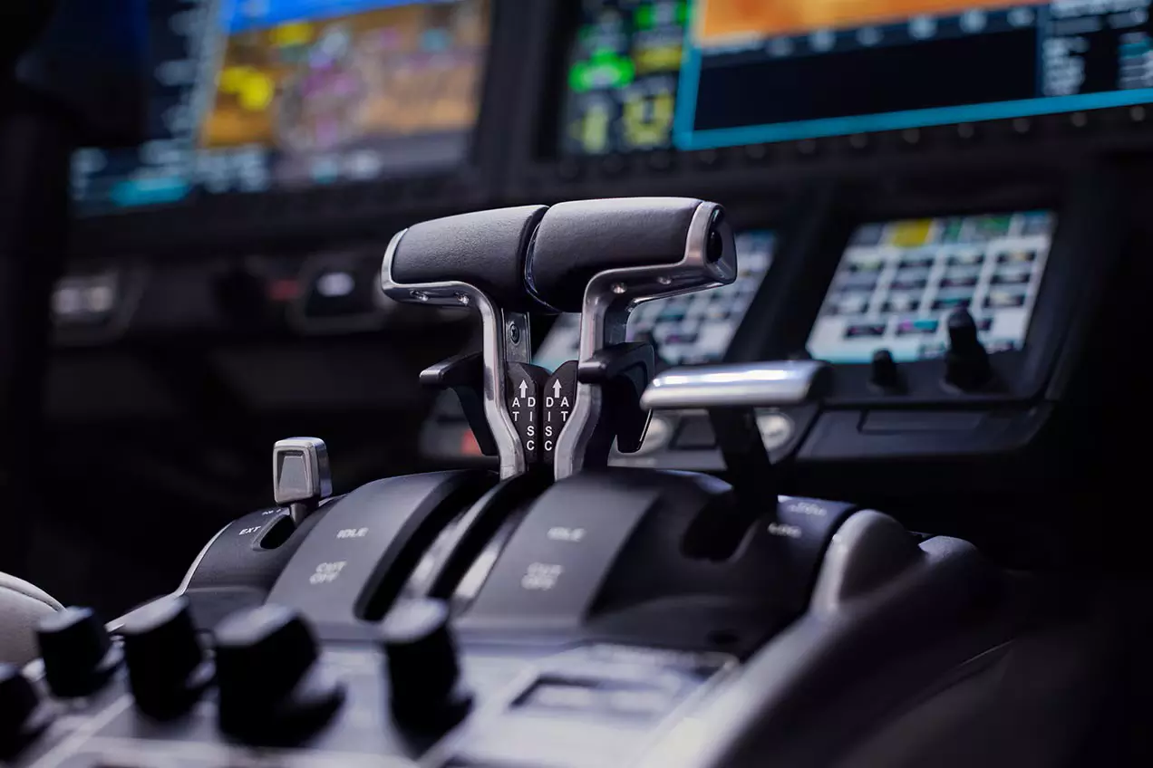 Die beiden Schubhebel im Cockpit des HondaJet Elite II stehen symbolisch für die Zulassung des Autothrottle durch die FAA.