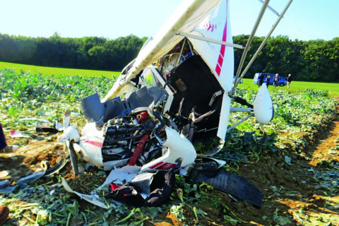 Das Wrack der Como Ikarus C42B liegt auf einem Feld, nahezu bis zur Unkenntlichkeit zerstört.