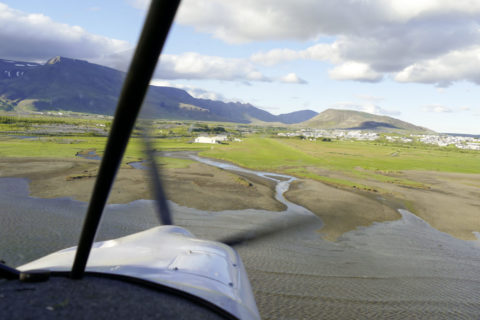 Fast auf Meereshöhe: Anflug auf Tungubakkar (BIMS) bei Reykjavik. Die Piste liegt vier Meter über MSL.