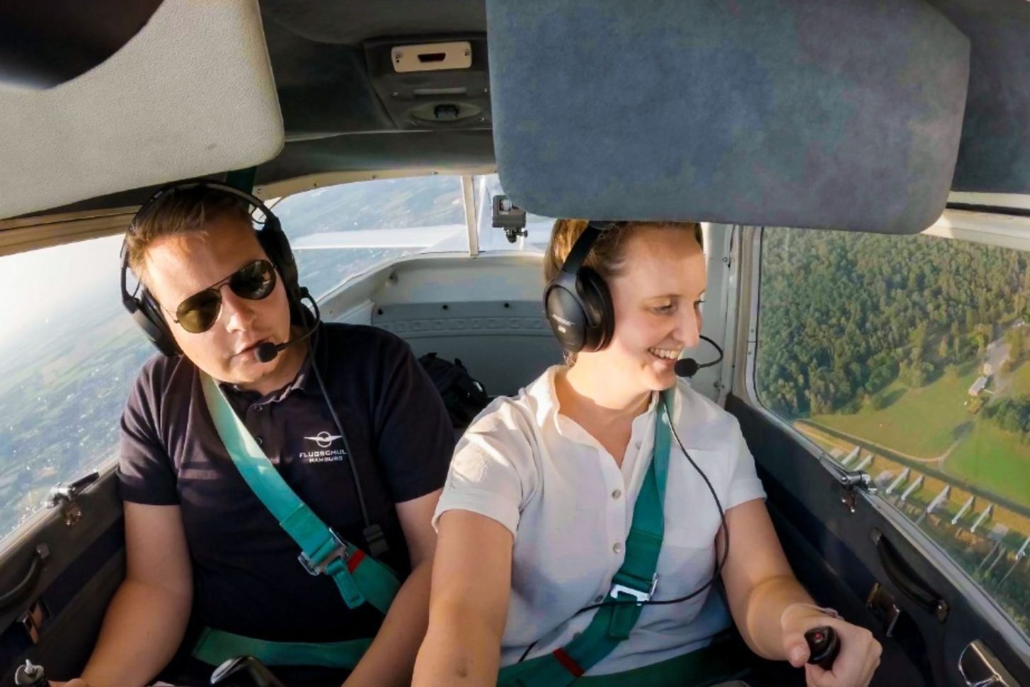 Flugschülerin Isabella Sauer und Fluglehrer Jan Ole sitzen im Cockpit einer Cessna 152.