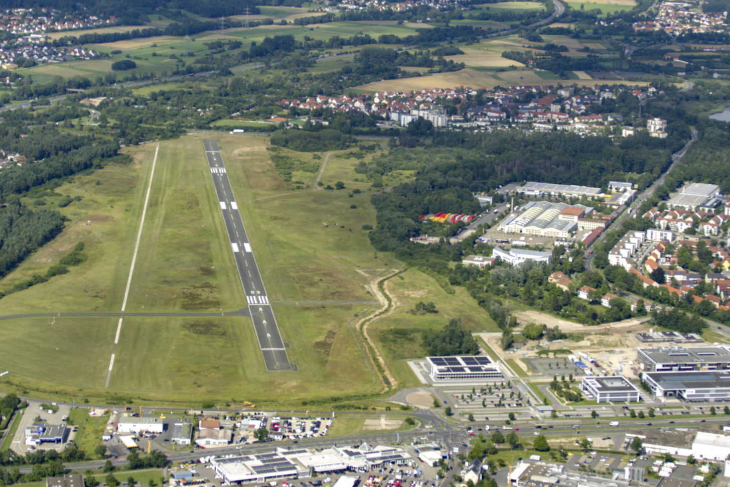 Eine Luftaufnahme des Flugplatzes Bamberg, von dem aus die Unfallmaschine startete.