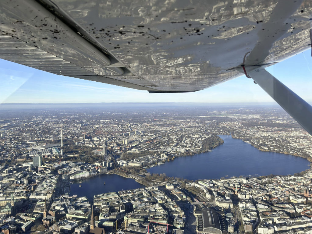 Nicht immer nur Platzrunden fliegen, sondern auch mal auf Strecke gehen. Hier ein traumhafter Blick auf die Alster in Hamburg.