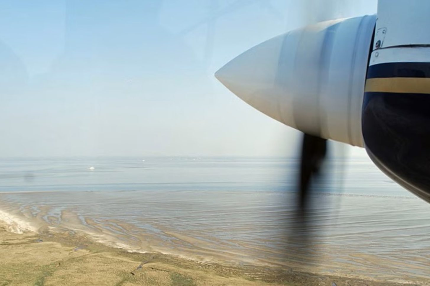 Der Blick aus dem Fenster einer Britten Norman BN-2 Islander der Frisia über dem Wattenmeer.