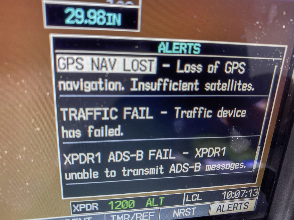 Auf einem GPS-Gerät ist der Schriftzug "GPS NAV LOST" zu sehen.