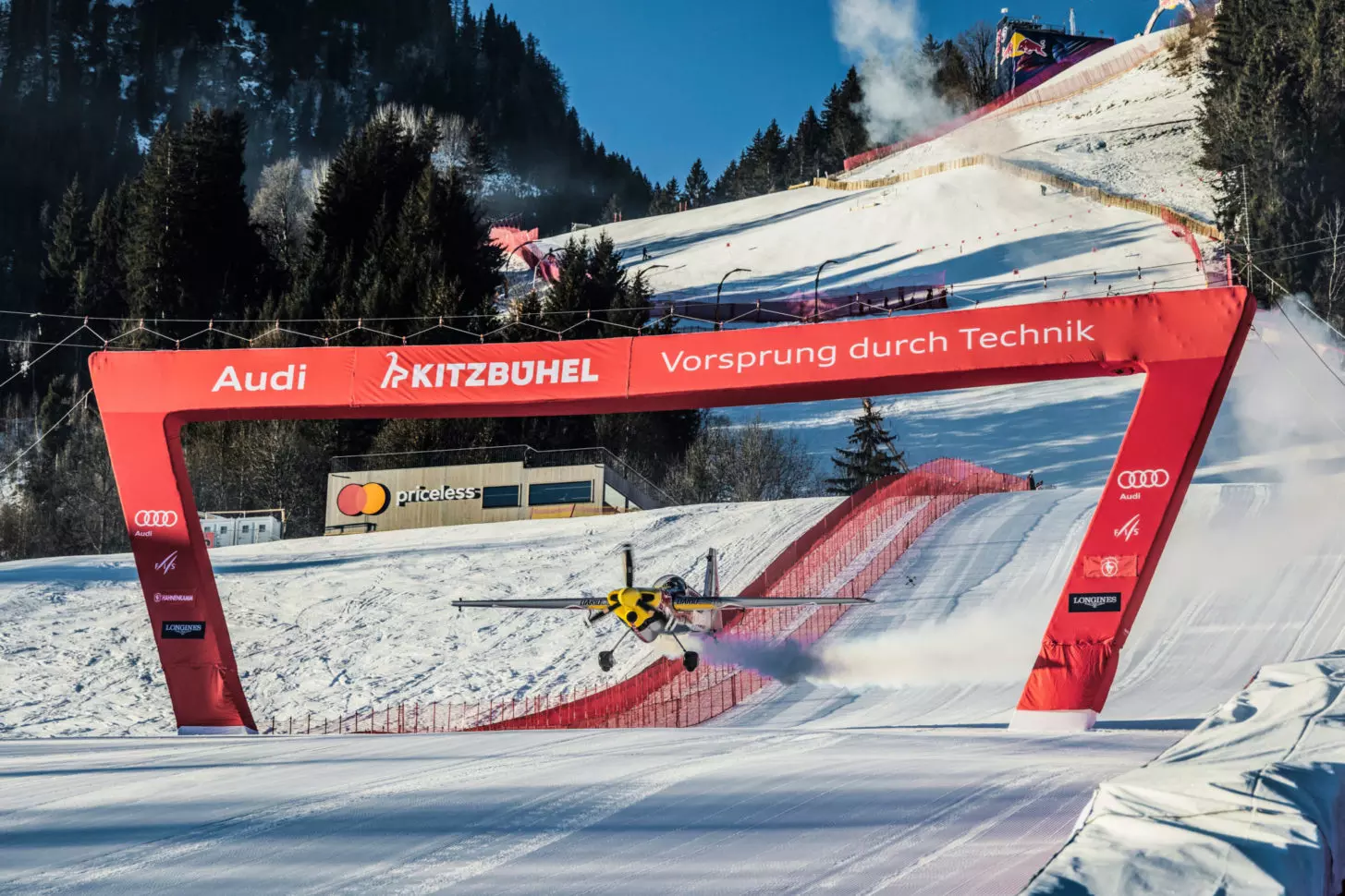 Dario Costa überquert in seiner Zivko Edge die Ziellinie der legendären Streif unter dem Zielbogen hindurch.