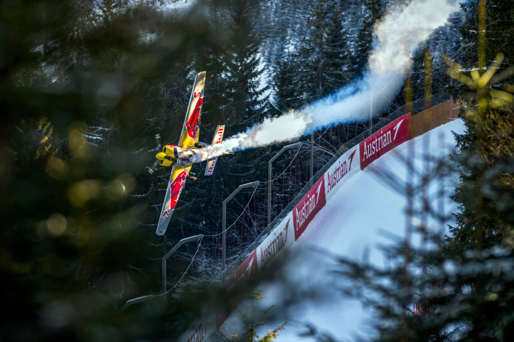 Dario Costa fliegt im Messerflug die Streif herunter.